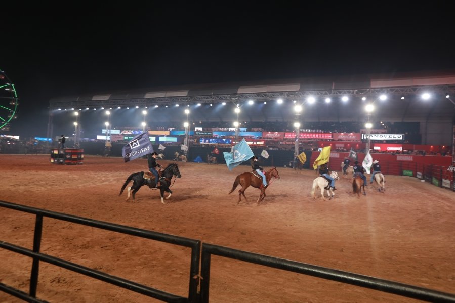 RIO PRETO COUNTRY BULLS – ZEZÉ DI CAMARGO, GUSTAVO MIOTO E NATANZINHO LIMA - Eloisa Mattos