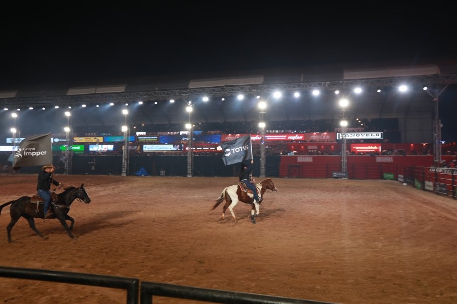 RIO PRETO COUNTRY BULLS – ZEZÉ DI CAMARGO, GUSTAVO MIOTO E NATANZINHO LIMA - Eloisa Mattos