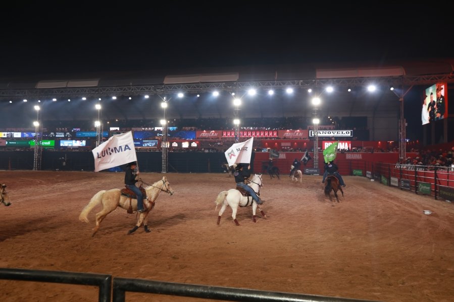 RIO PRETO COUNTRY BULLS – ZEZÉ DI CAMARGO, GUSTAVO MIOTO E NATANZINHO LIMA - Eloisa Mattos