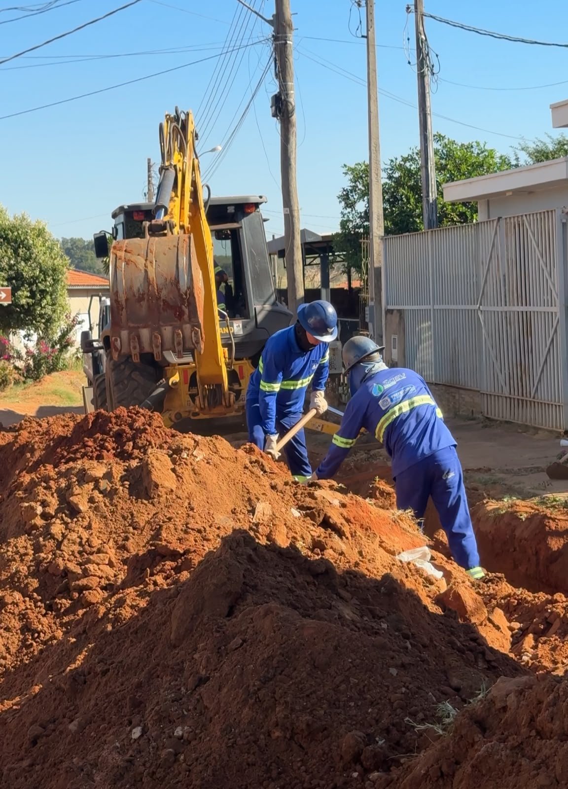 Saev prepara rede de abastecimento de água da Vila Carvalho para chegada do asfalto