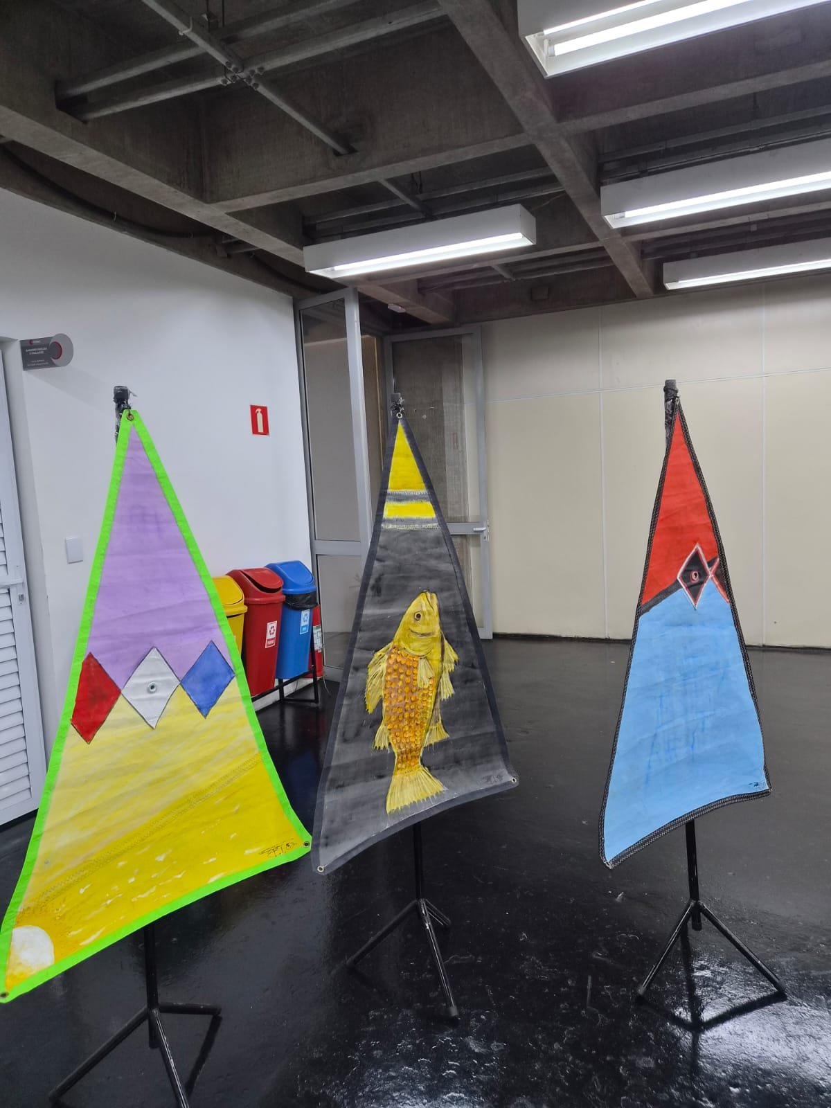 Mostra reúne obras produzidas a partir de velas e materiais reutilizados e apresenta ao público a trajetória de mais de cinco décadas do artista,