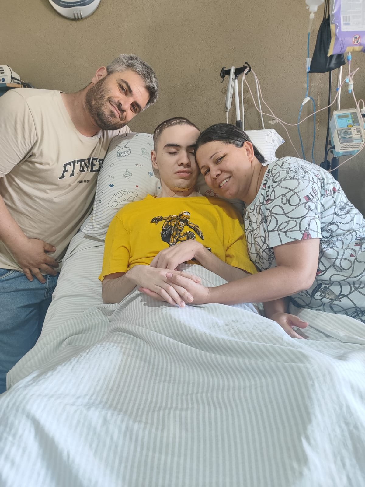 Após acidente de bicicleta mudar a vida da família, casal busca ajuda para concluir casa adaptada para o filho