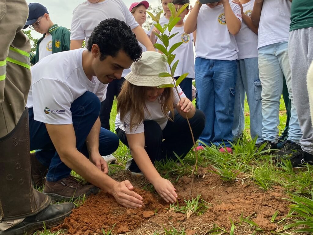 Colombo na Escola promove conscientização ambiental e plantio de mudas