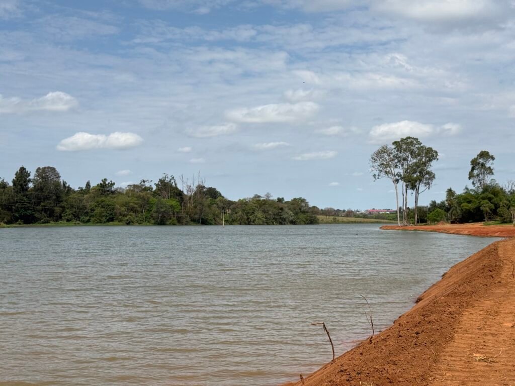 Saev conclui nova etapa do desassoreamento com retirada de 18 mil m³ de sedimentos da Represa Municipal