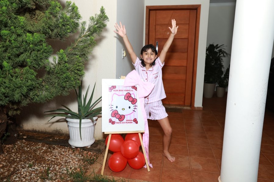 Helena Tinti comemora 8 anos com uma encantadora “Noite do Pijama Hello Kitty”