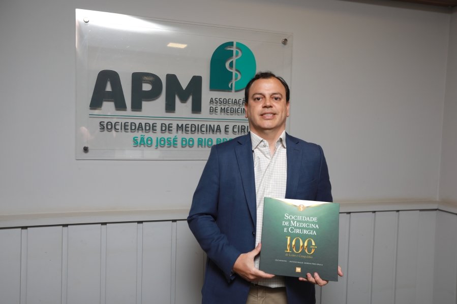 Sociedade de Medicina e Cirurgia de Rio Preto lança livro comemorativo dos 100 anos da entidade