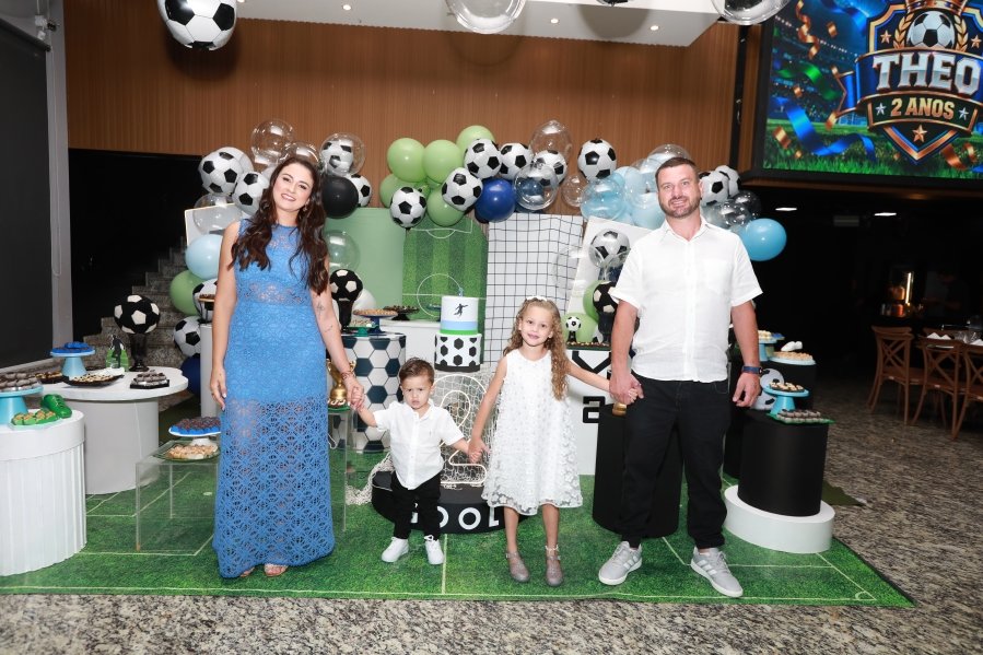 Theo comemora 2 anos com festa temática de futebol no Buffet Celebration